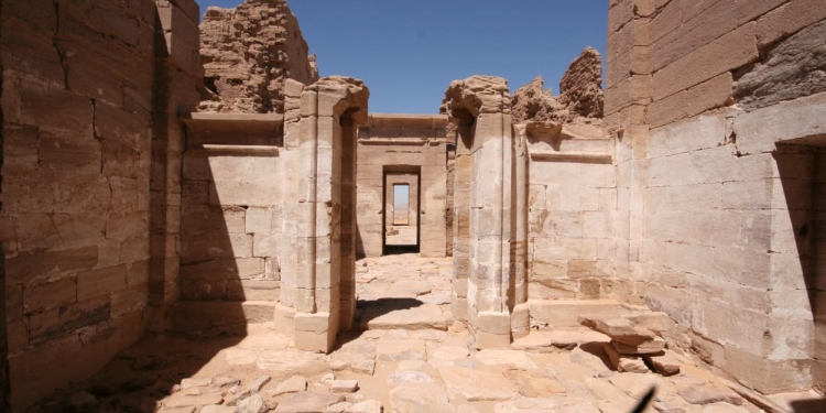 بمناسبة إعلان مدينة الخارجة بمحافظة الوادي الجديد أول مدينة صديقة للبيئة في مصر، تعرف على المقومات السياحية والأثرية بها.