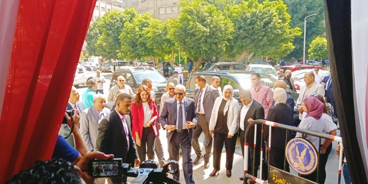 امتحانات الثانوية العامة 2022.. محافظ الجيزة يتفقد عدة لجان وغرفة عمليات المديرية “صور”