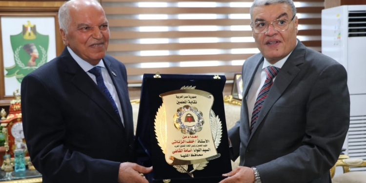 «الزناتي» يلتقي محافظ المنيا لتعزيز خدمات المعلمين