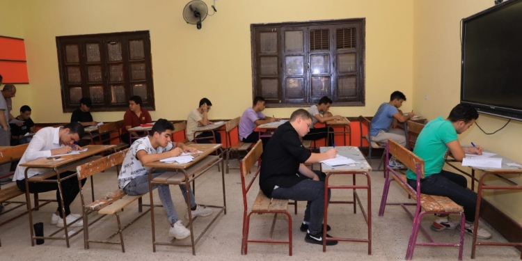 «هتعدي ثانوية عامة» ينشر إجابات امتحان التاريخ على تليجرام