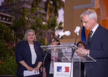 السفير الفرنسي يقلد أستاذ مساعد بـ«ألسن عين شمس» وسام فارس الأكاديمي 