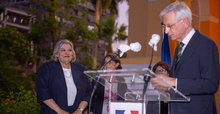 السفير الفرنسي يقلد أستاذ مساعد بـ«ألسن عين شمس» وسام فارس الأكاديمي 