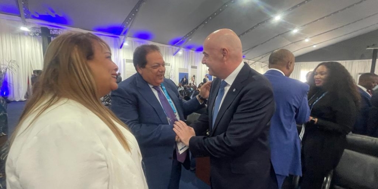 أبو العينين يلتقي رئيس الفيفا على هامش منتدى ” الاستثمار في رواندا”