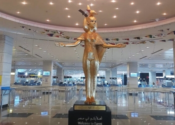 المعبودة سِرقِت (سلكِت) تفتح ذراعيها لاستقبال الزائرين بمطارات المدن السياحية المصرية