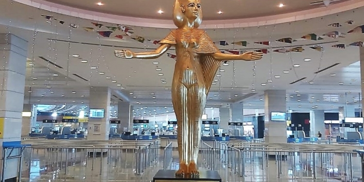المعبودة سِرقِت (سلكِت) تفتح ذراعيها لاستقبال الزائرين بمطارات المدن السياحية المصرية