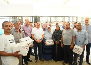رئيس جامعة أسيوط يوزع 1200 كرتونة سلع غذائية على العمال أول أيام العيد