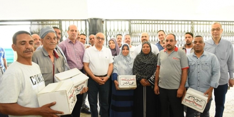 رئيس جامعة أسيوط يوزع 1200 كرتونة سلع غذائية على العمال أول أيام العيد