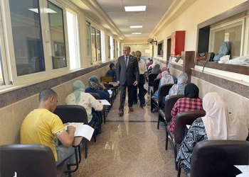 رئيس جامعة الأقصر يتابع سير امتحانات الدبلومة التربوية بكلية الحاسبات والمعلومات