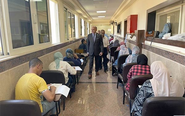 رئيس جامعة الأقصر يتابع سير امتحانات الدبلومة التربوية بكلية الحاسبات والمعلومات