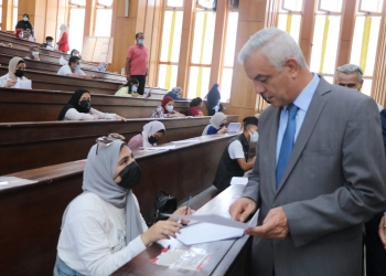 رئيس جامعة المنوفية يتفقد اختبارات قدرات كلية الإعلام