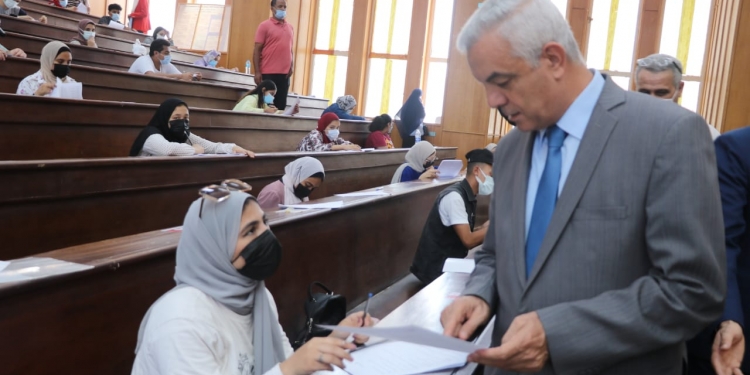 رئيس جامعة المنوفية يتفقد اختبارات قدرات كلية الإعلام