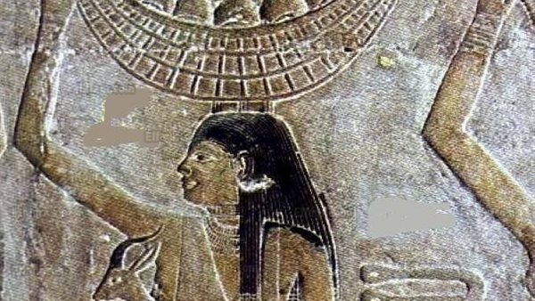 المصري القديم أول من أحتفل بالاعياد وصنع الكعك وعلق السعف وذبح الأضحية