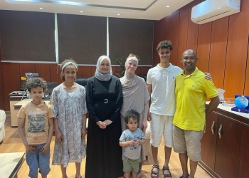 رئيس تطوير الطلاب الوافدين بالأزهر تستقبل أسرة دنماركية