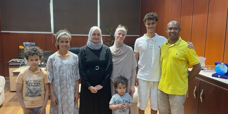 رئيس تطوير الطلاب الوافدين بالأزهر تستقبل أسرة دنماركية