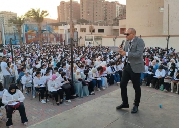 مدرس الموكب يرد على وزير التعليم: أقدم تميز وحب بأرض الواقع وليس في الفضاء الخيالي