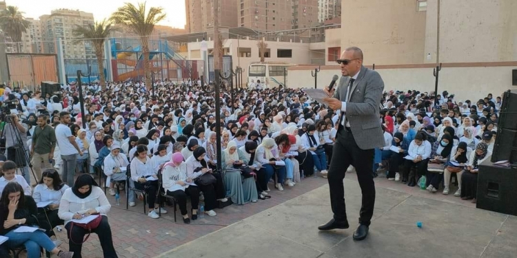 مدرس الموكب يرد على وزير التعليم: أقدم تميز وحب بأرض الواقع وليس في الفضاء الخيالي