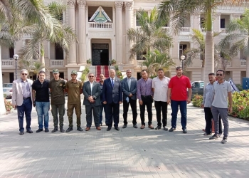 رئيس جامعة بنها يشارك أخصائيي الأمن الإداري الاحتفال بالعيد