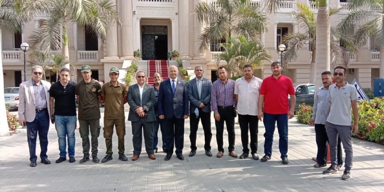 رئيس جامعة بنها يشارك أخصائيي الأمن الإداري الاحتفال بالعيد