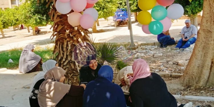 بالبلالين والشماريخ أحتفال أولياء طلاب الثانوية العامة 2022 أمام اللجان "صور"