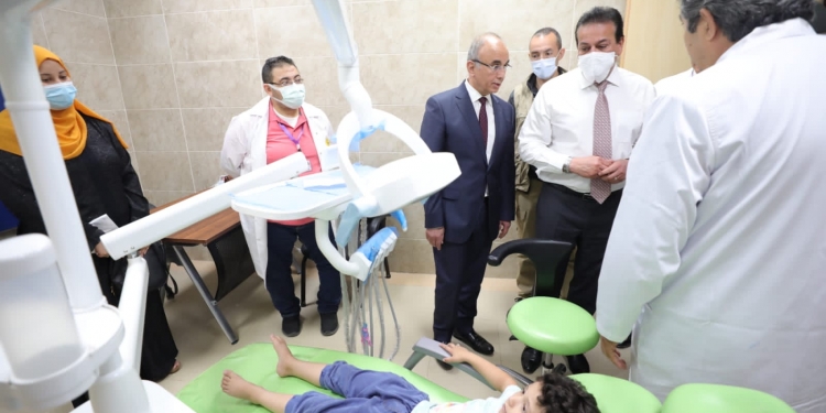 بتكلفة مليار جنيه..وزير التعليم العالي يتفقد المستشفى الجامعي بالعاشر من رمضان