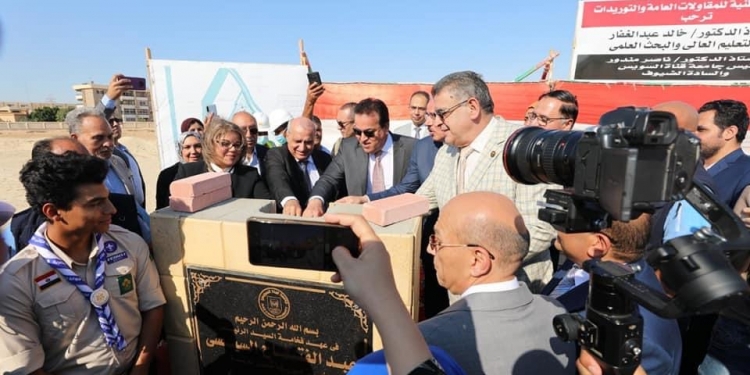 وزير التعليم العالي يضع حجر الأساس لمستشفى طب وجراحة الأطفال بجامعة قناة السويس
