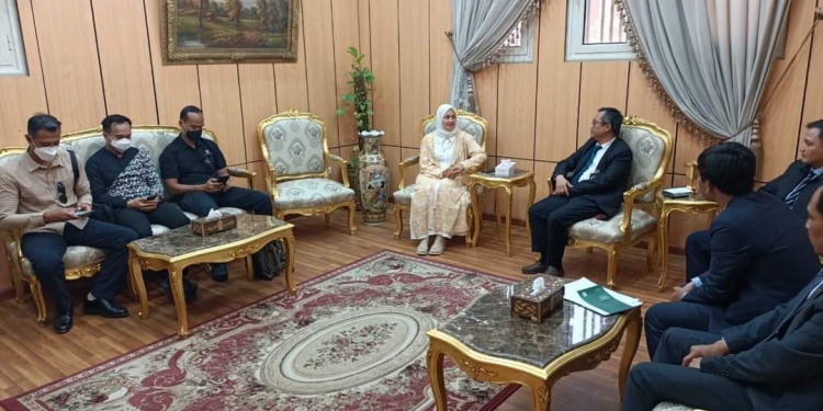 رئيس تطوير الوافدين بالأزهر تستقبل وفدًا من دولة إندونيسيا