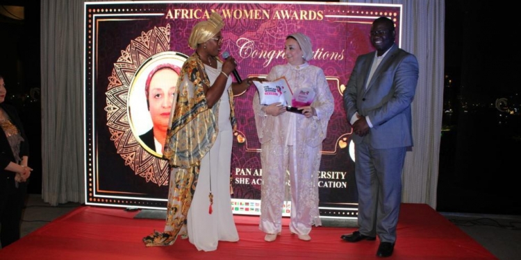 الاتحاد الإفريقي يتوج عميدة صيدلة الأزهر بلقب: "المرأة الأكثر إنجازًا في مجال التعليم لعام 2022م على مستوى إفريقيا"