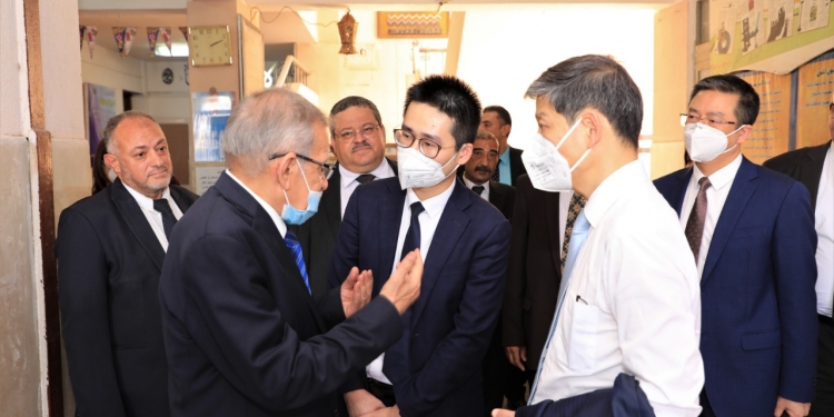 “التعليم” تستقبل السفير الصيني بالمدرسة الفنية المتقدمة لتكنولوجيا الصيانة