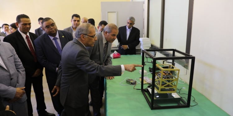 ﻿رئيسا جامعة الأزهر ووكالة الفضاء المصرية يفتتحان معمل الأقمار الصناعية بكلية العلوم