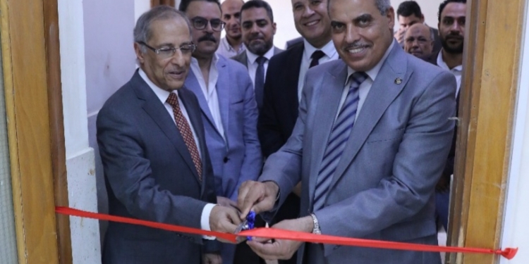 ﻿رئيسا جامعة الأزهر ووكالة الفضاء المصرية يفتتحان معمل الأقمار الصناعية بكلية الهندسة