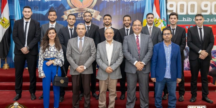 جامعة طنطا تكرم فريق من طلاب هندسة لنجاحهم في تصنيع ذراع آلية ذاتية القيادة
