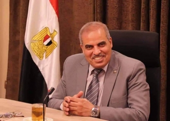 ﻿رئيس جامعة الأزهر يهنئ فوز فريق الجامعة بجائزة الترجمة لشباب الجامعات المصرية