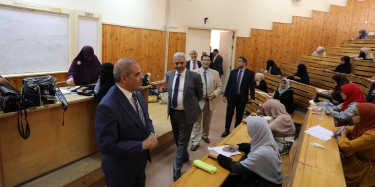 ﻿رئيس جامعة الأزهر يتفقد امتحان القرآن الكريم للطالبات بكلية الدراسات العليا