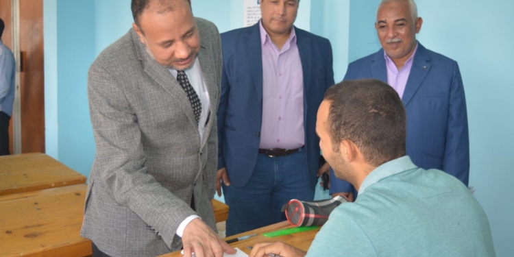 ﻿نائب رئيس جامعة الأزهر يتفقد امتحان الدراسات العليا بكليتي اللغة العربية والشريعة والقانون بأسيوط