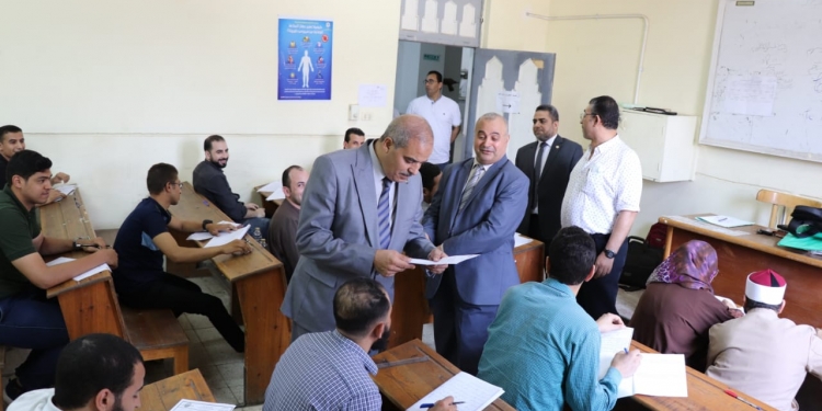 ﻿رئيس جامعة الأزهر يتفقد لجان امتحانات الدراسات العليا بقطاع اللغة العربية