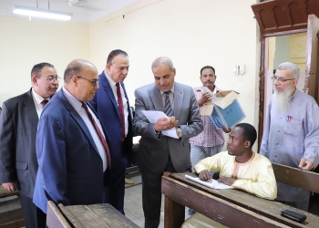 ﻿رئيس جامعة الأزهر يتفقد لجان امتحانات الدراسات العليا بقطاع الشريعة والقانون
