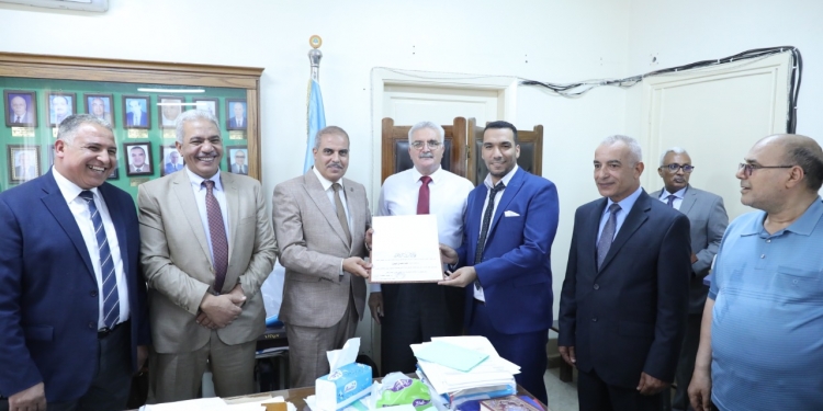 رئيس جامعة الأزهر يكرم الفائزين بجائزة الترجمة بكليتي اللغات والترجمة والدراسات الإنسانية