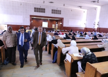 ﻿رئيس جامعة الأزهر يتفقد لجان امتحانات الدراسات العليا بمختلف القطاعات
