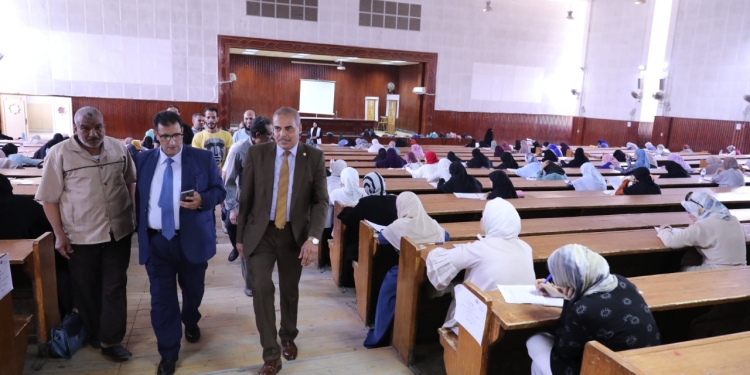 رئيس جامعة الأزهر يتفقد لجان امتحانات الدراسات العليا بمختلف القطاعات