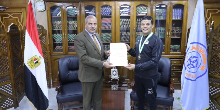 ﻿رئيس جامعة الأزهر يشيد بجهود ابن كلية التربية الرياضية لحصوله على وسام الجمهورية من الطبقة الأولى