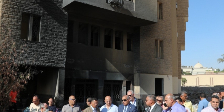 رئيس جامعة الأزهر يتفقد مكان الحريق المجاور لكلية طب الأسنان ويؤكد على محاسبة المقصرين في عملهم