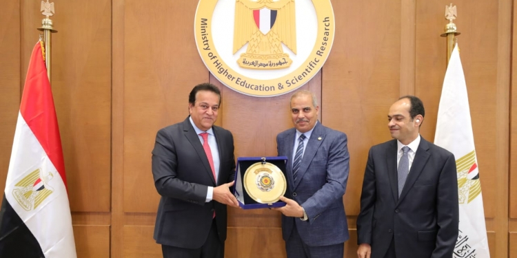 المجلس الأعلى للجامعات المصرية يكرم رئيس جامعة الأزهر خلال اجتماعه الشهري