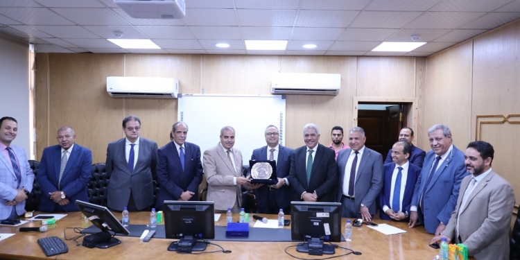 ﻿مجلس كلية طب بنين الأزهر يكرم رئيس جامعة الأزهر