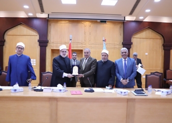 ﻿درع الأزهر الشريف إلى الدكتور محمد المحرصاوي تقديرا لجهوده المخلصة