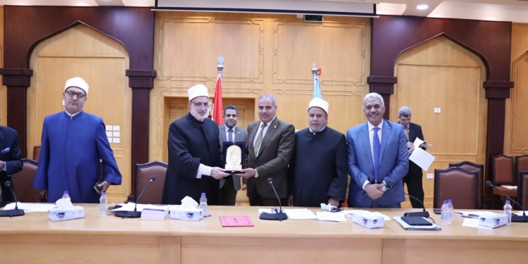 ﻿درع الأزهر الشريف إلى الدكتور محمد المحرصاوي تقديرا لجهوده المخلصة