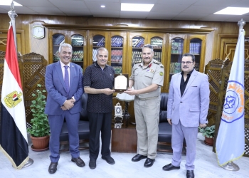 ﻿رئيس جامعة الأزهر يكرم مدير إدارة التربية العسكرية