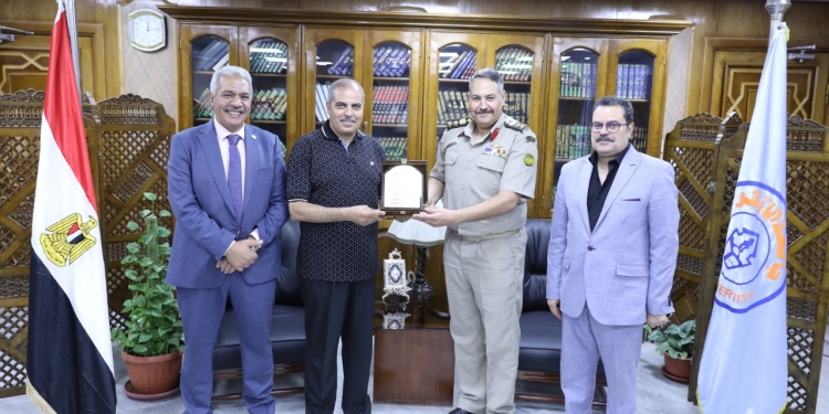 ﻿رئيس جامعة الأزهر يكرم مدير إدارة التربية العسكرية