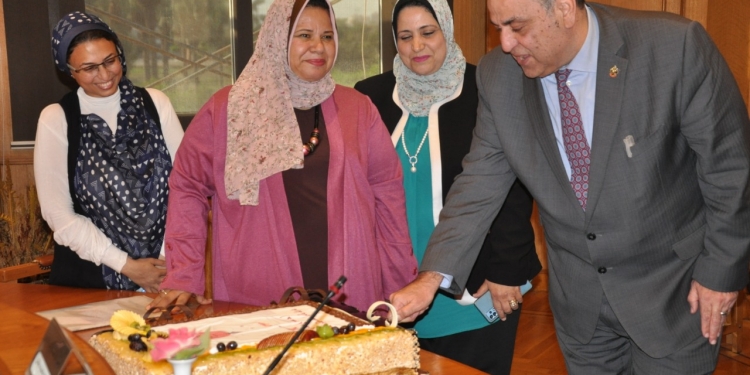 تمريض جامعة حلوان تحتفي بـ ممدوح مهدي