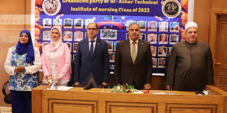 ﻿رئيس جامعة الأزهر يشهد تخريج دفعة جديدة بمعهد التمريض