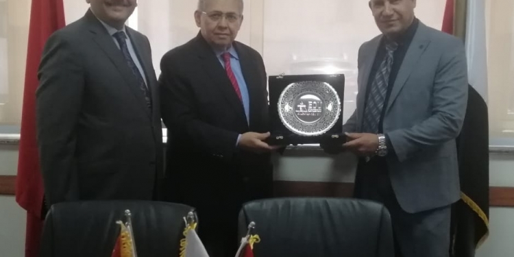 الجامعة المصرية الصينية توقع اتفاقيات مع مجموعة صيدليات لتدريب طلاب كلية الصيدلة